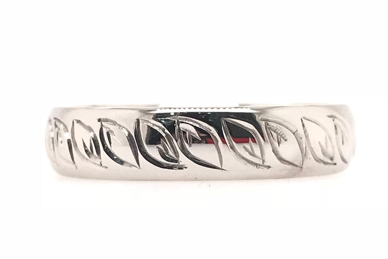 18CT WEDDER WHITE GOLD HAND CRAFTED FEATURING HAND ENGRAVING ALL THE WAY AROUND 3.2MM WIDE 